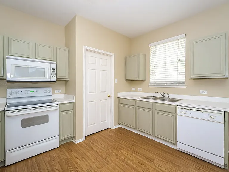2808 Lynx Ln — Photo 8