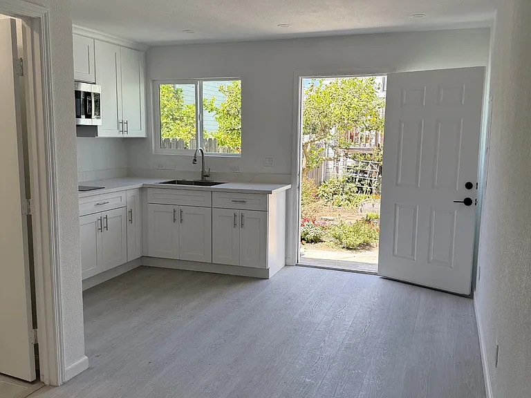 552 Palace Ct #B — Photo 7