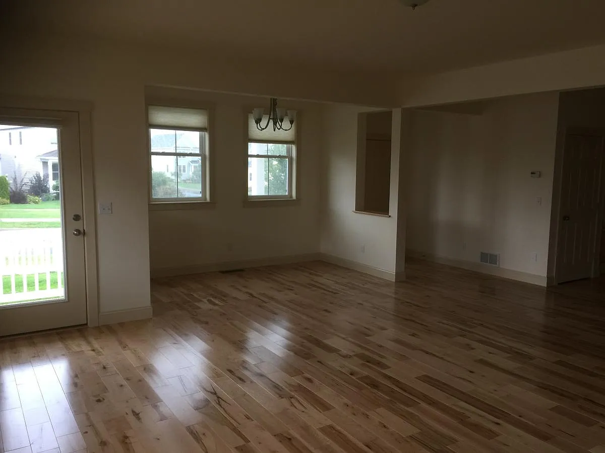 3 bed, 2346 sqft, $4,200 — Photo 3