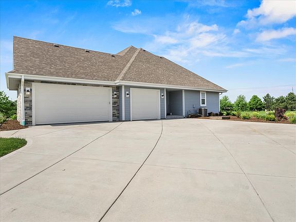 5th image of W347N6745 Shoreview Ct
