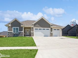 3005 Bos Ridge Rd, Pella, IA 50219