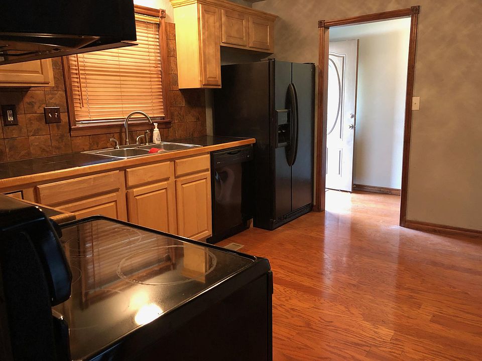 Kitchen, Complete with Dishwasher, garbage disposal, side by side fridge with ice in the door