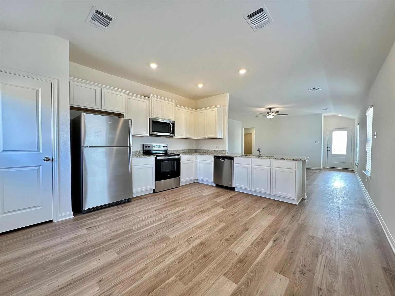 3 bed, 2.0 bath, 1305 sqft, $2,145 — Photo 2
