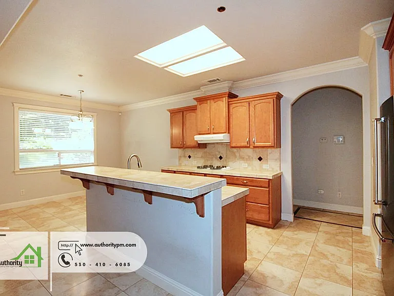 2052 Hedgerow Ave — Photo 15