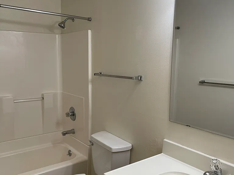 612 E Court St #9 — Photo 11
