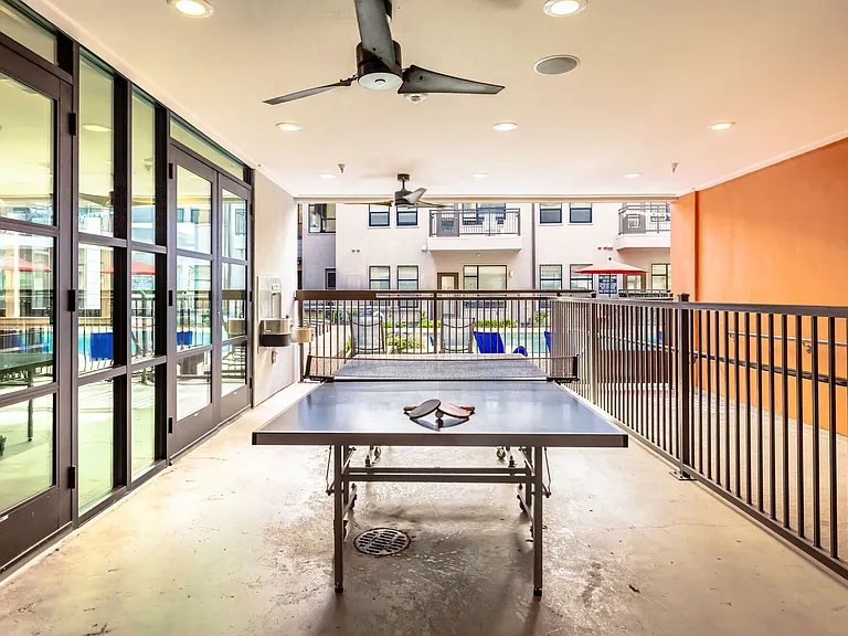 E6 — Photo 12