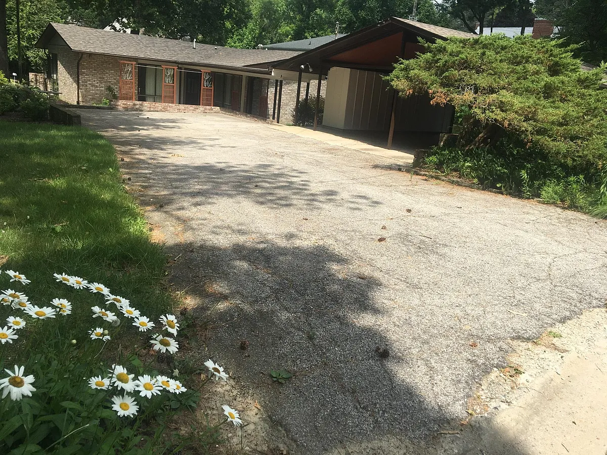 Driveway - 1208 W Sunset Ln