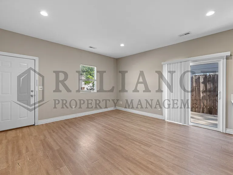 5525 S Victoria St — Photo 8