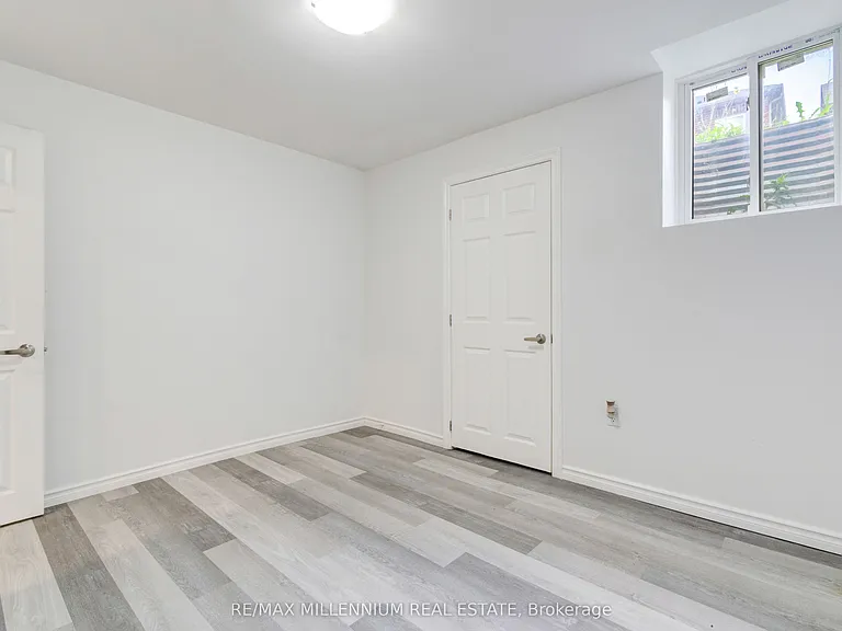 481 Bessborough Dr — Photo 24
