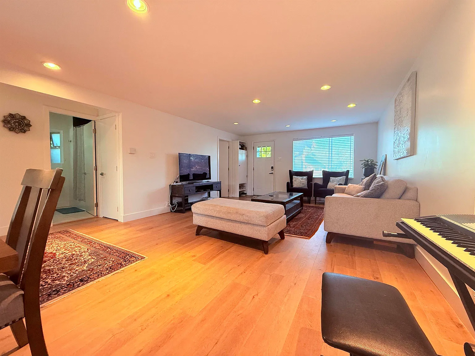 4 bed, 2200 sqft, $5,300 — Photo 2