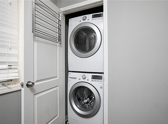 4th image of 11 W 80th Ter