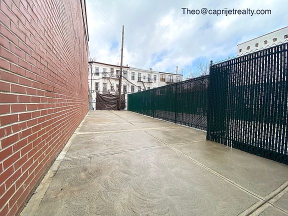 5th image of 247 Harman St #1