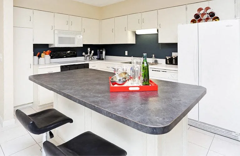 Embassy Park Apartments — Photo 24