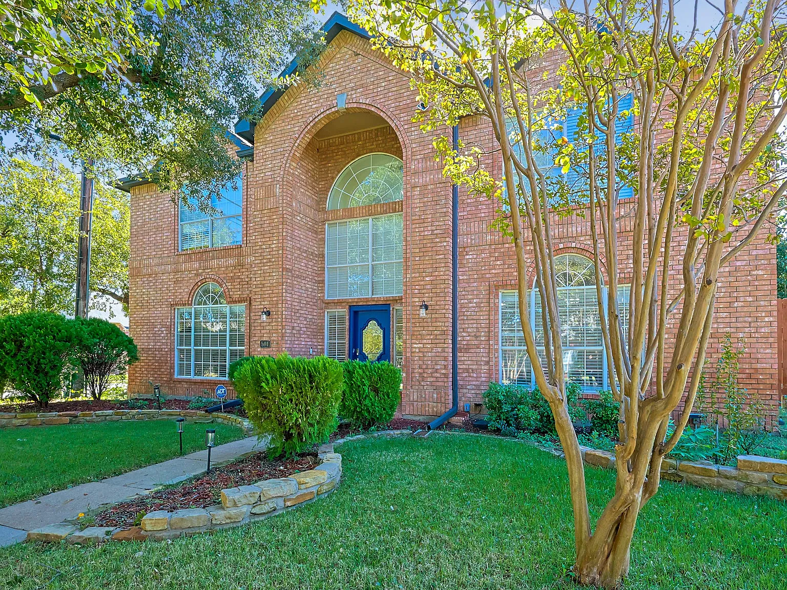 5 bed, 3983 sqft, $3,875 — Photo 2