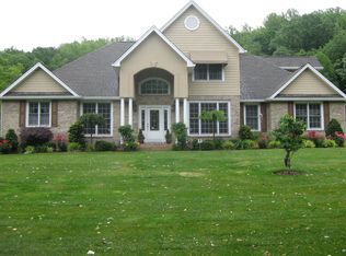 141 Country Club Dr, Unicoi, TN 37692