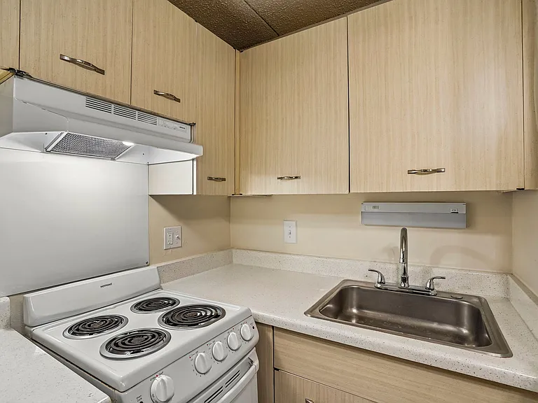 Lincoln Tower Apartments — Photo 27