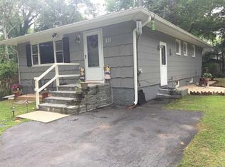 18 Oakview Trl, Ridge, NY 11961