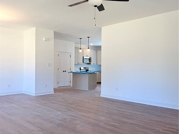5th image of 604 Cypress St