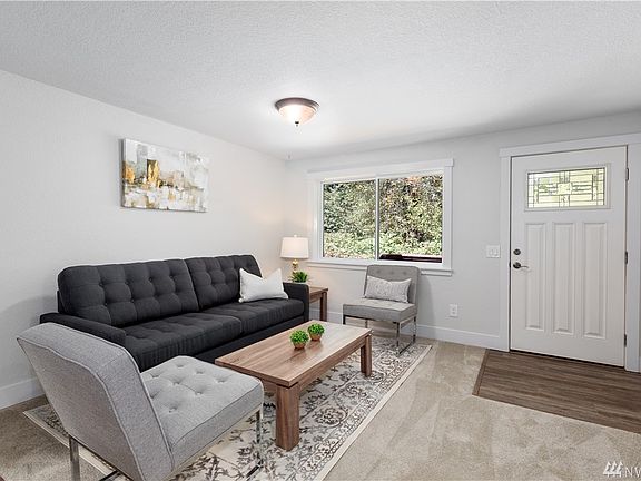 Cozy living room with new carpet and flooring. 