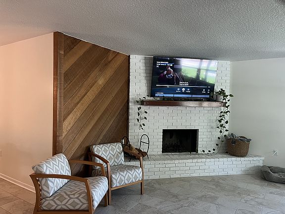 Living room/fireplace
