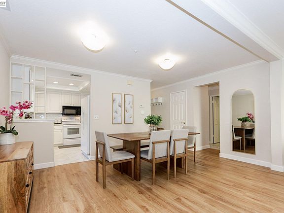 5th image of 2627 Oak Rd APT A