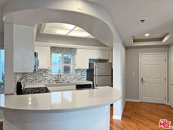 3rd image of 12712 Moorpark St APT 101