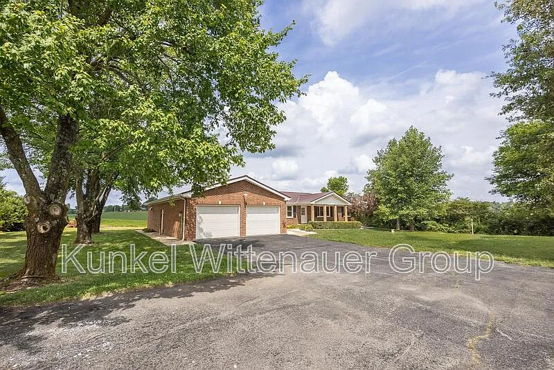 4 bed, 2.5 bath, 2400 sqft, $2,300 — Photo 2