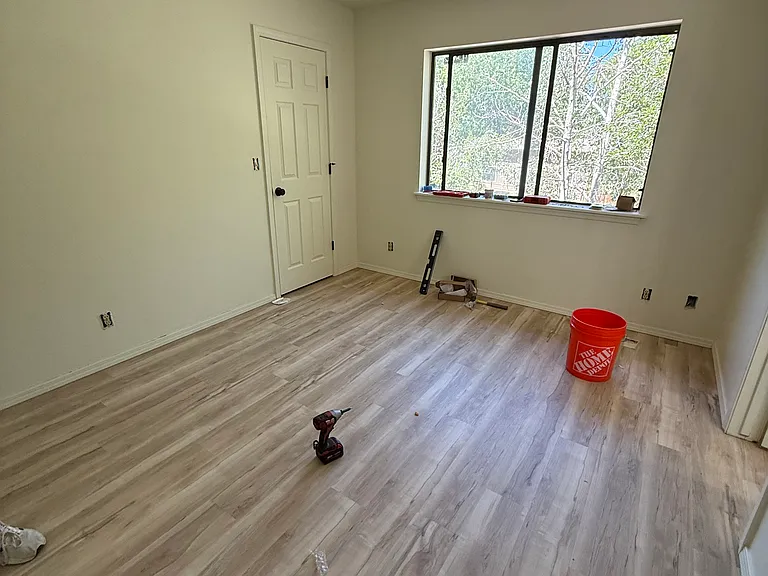 Primary bedroom w/private bathroom