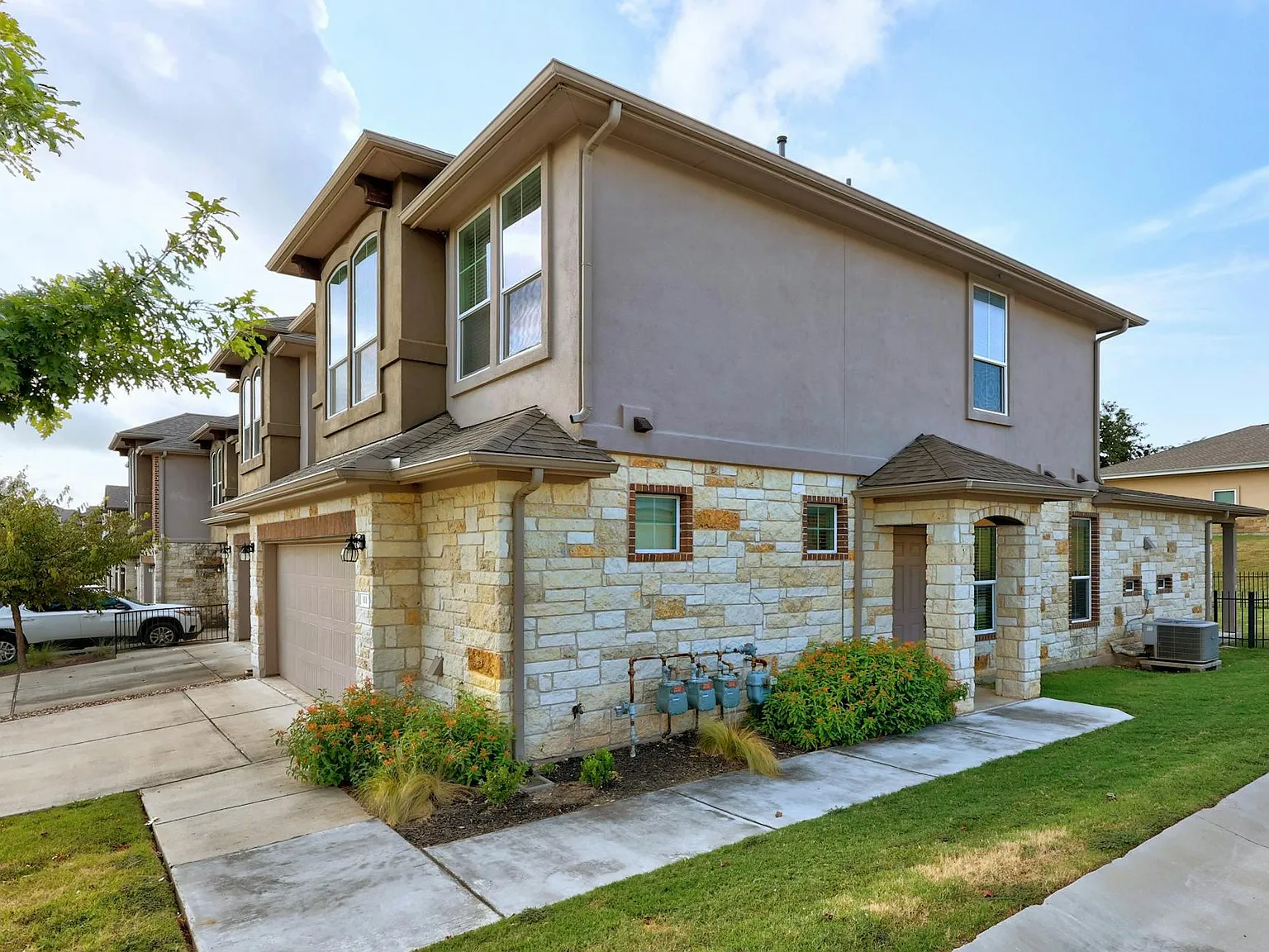 3 bed, 2.5 bath, 1757 sqft, $2,100 — Photo 3
