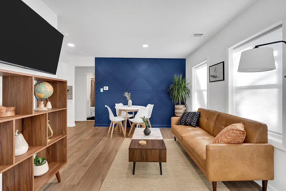 3 bed, 800 sqft, $2,600 — Photo 1