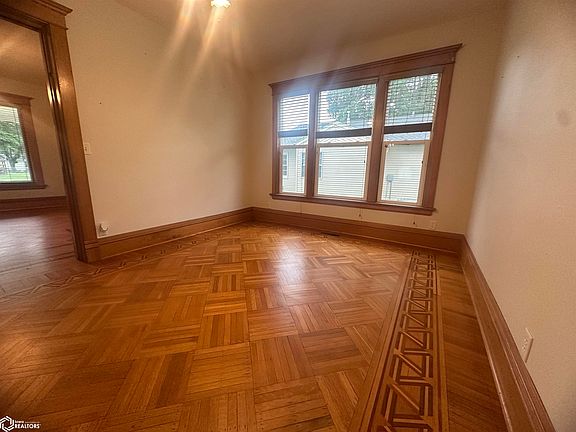 5th image of 215 5th Ave NE