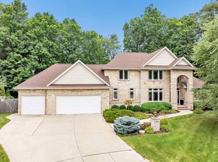 2210 Red Lodge Ct, Green Bay, WI 54311
