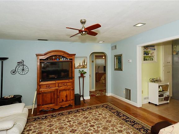 3rd image of 2901 Oak St