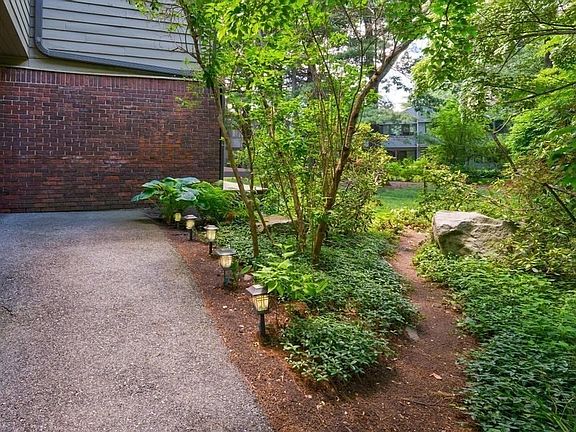 4th image of 559 Great Elm Way #559