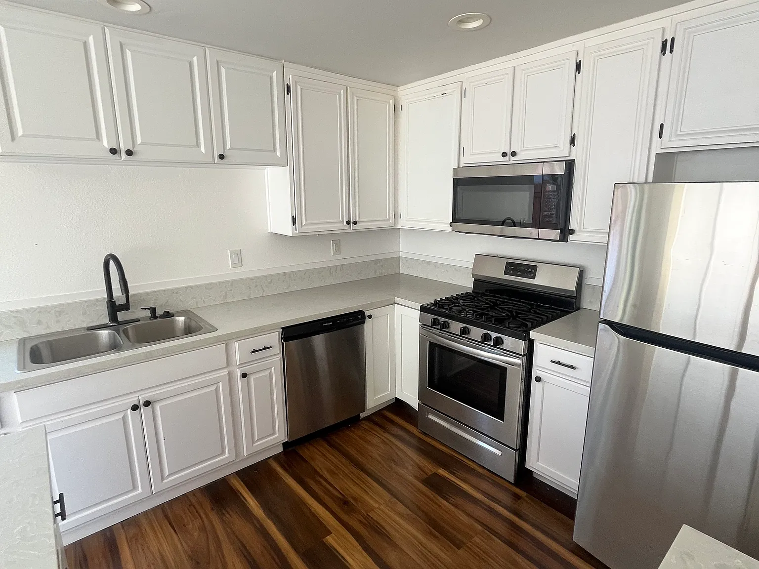 3 bed, 1405 sqft, $3,950 — Photo 3