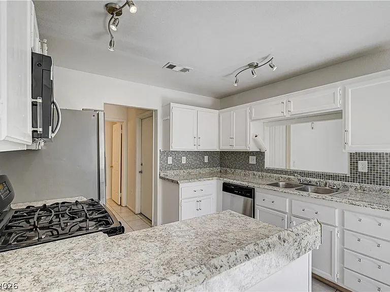 4040 Castle Cove Dr #4040 — Photo 3