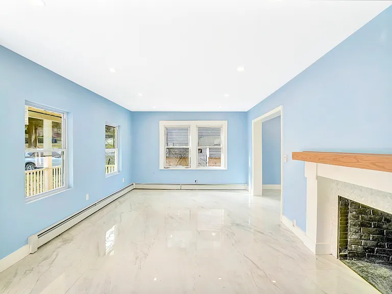 341 Lincoln St — Photo 3