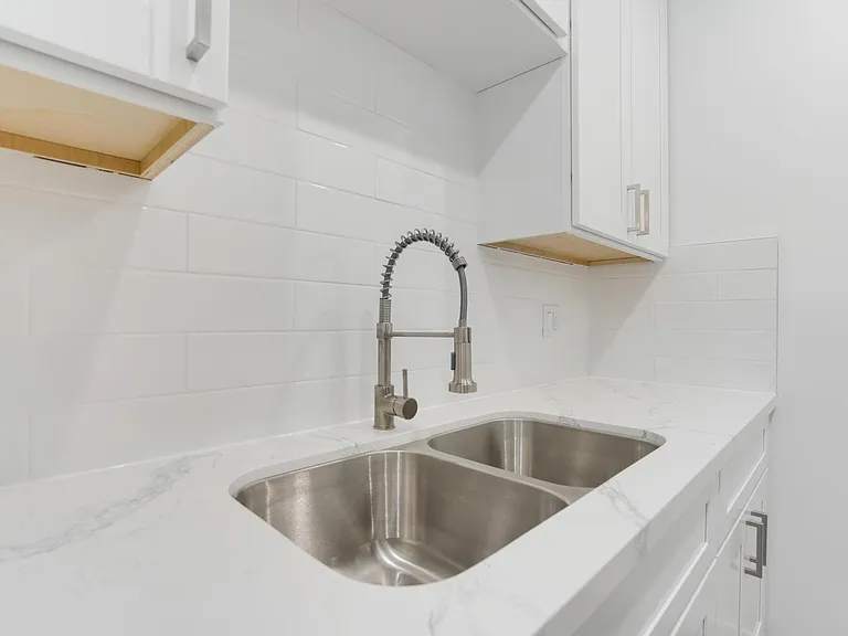 323 E Chestnut St #7 — Photo 4