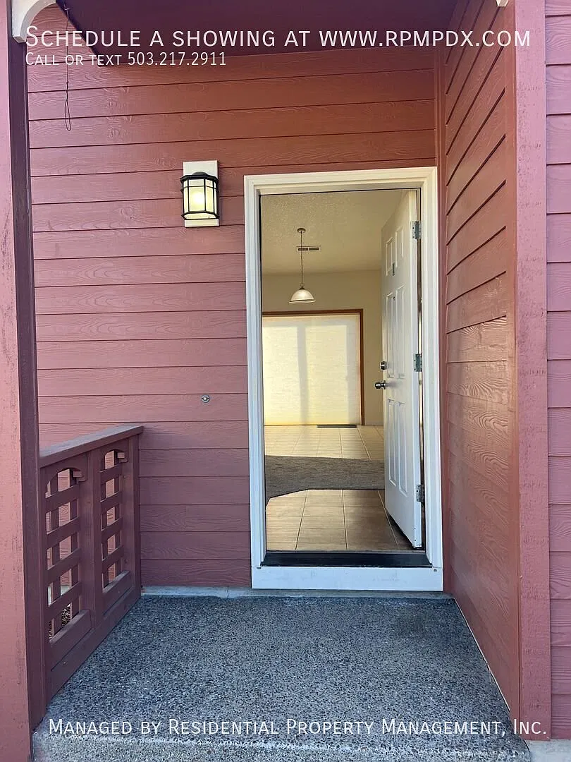 Single Level Hillsboro Home with Vaulted Ceilings — Photo 3