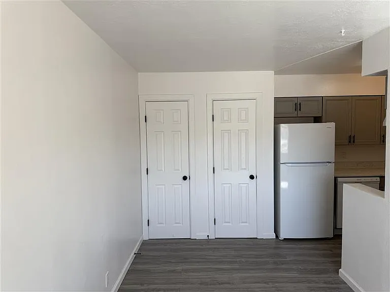 Renovated 2nd Floor Nob Hill 1 Bedroom w/ Ref Air & Balcony! — Photo 14