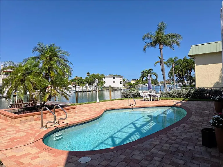 11820 Capri Cir S — Photo 49