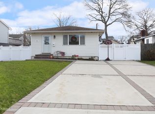 348 W 3rd St, West Islip, NY 11795