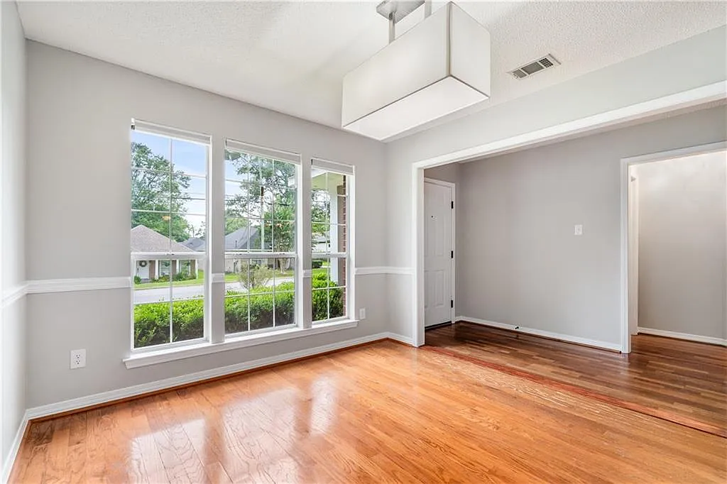 3 bed, 2.0 bath, 1690 sqft, $1,950 — Photo 2