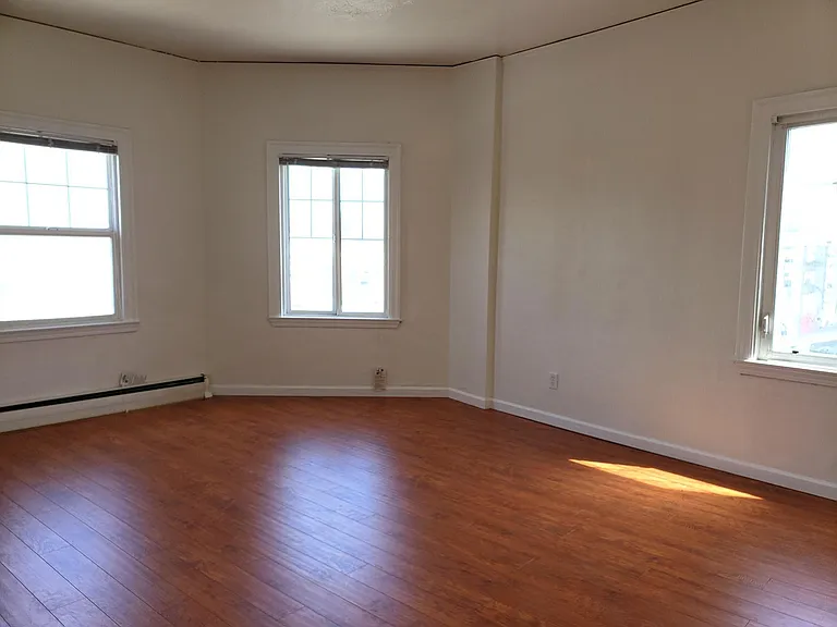 10 Victoria Ave #6 — Photo 3