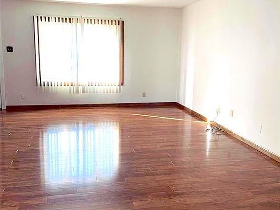 5th image of 308 Amhurst Dr
