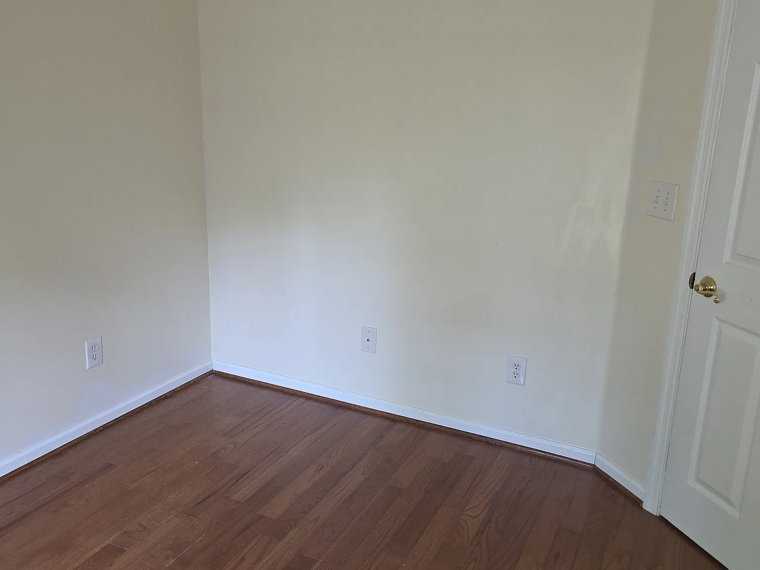 907 Hopkins St — Photo 4
