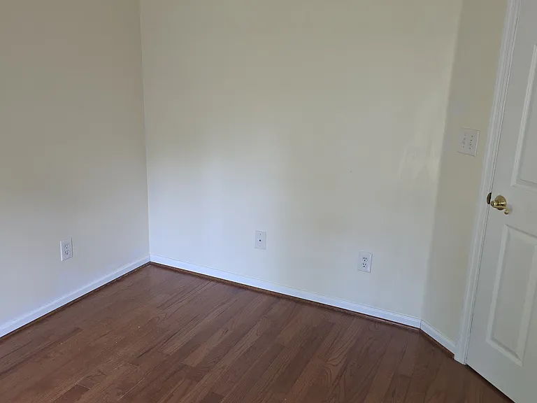907 Hopkins St — Photo 4