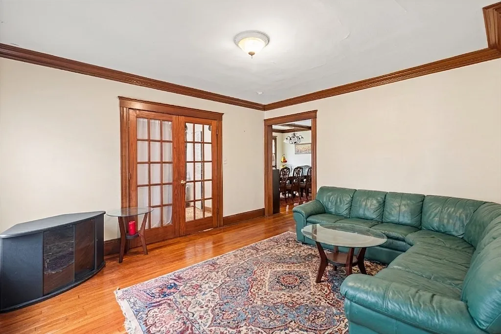 3 bed, 1.0 bath, 1100 sqft, $3,000 — Photo 3