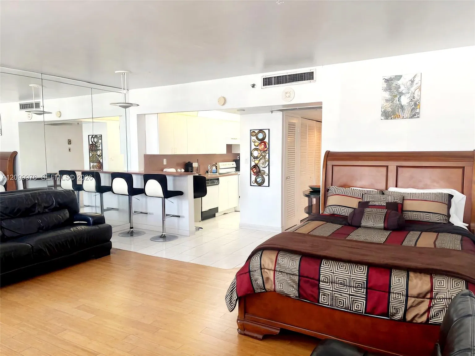 The Decoplage Condo — Photo 3