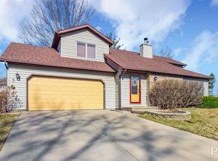 5901 W Ridgecrest Cir, Peoria, IL 61615